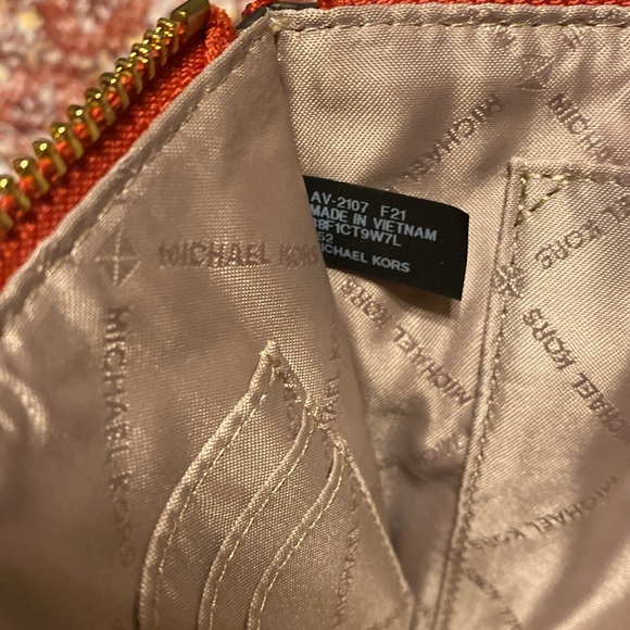 🆕 NWOT Michael Kors Red Pebbled Leather Clutch - Picture 2 of 5